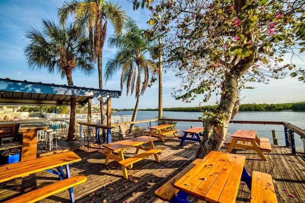 Bay View, Studio206, Beach Steps Away! Pool+Wifi ラスキン エクステリア 写真