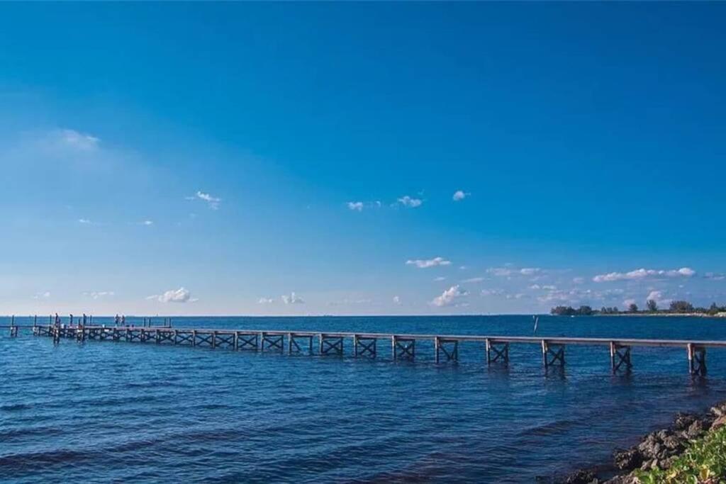 Bay View, Studio206, Beach Steps Away! Pool+Wifi ラスキン エクステリア 写真