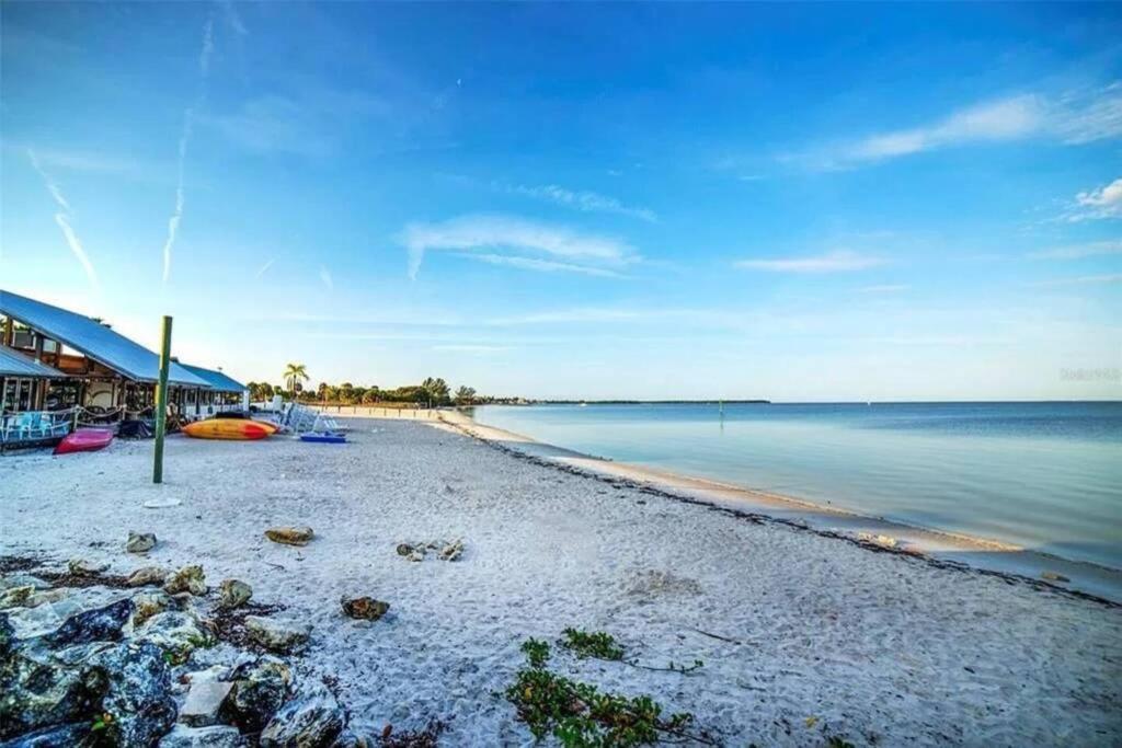 Bay View, Studio206, Beach Steps Away! Pool+Wifi ラスキン エクステリア 写真