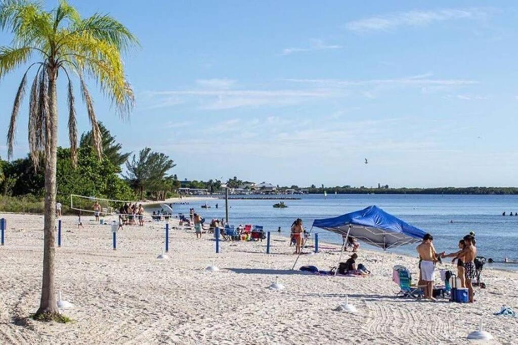 Bay View, Studio206, Beach Steps Away! Pool+Wifi ラスキン エクステリア 写真