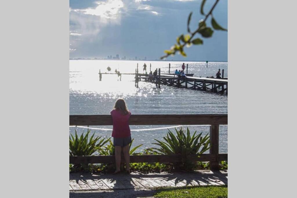 Bay View, Studio206, Beach Steps Away! Pool+Wifi ラスキン エクステリア 写真