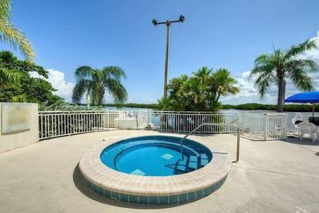 Bay View, Studio206, Beach Steps Away! Pool+Wifi ラスキン エクステリア 写真