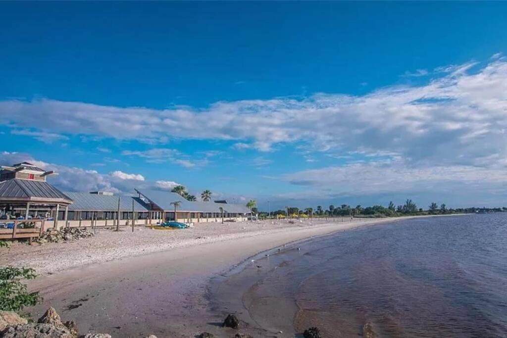 Bay View, Studio206, Beach Steps Away! Pool+Wifi ラスキン エクステリア 写真