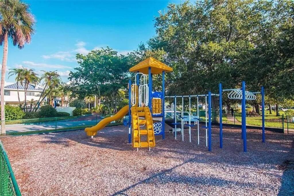 Bay View, Studio206, Beach Steps Away! Pool+Wifi ラスキン エクステリア 写真