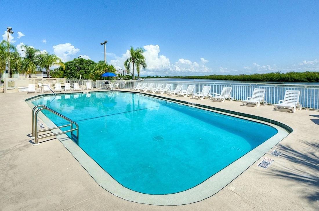 Bay View, Studio206, Beach Steps Away! Pool+Wifi ラスキン エクステリア 写真